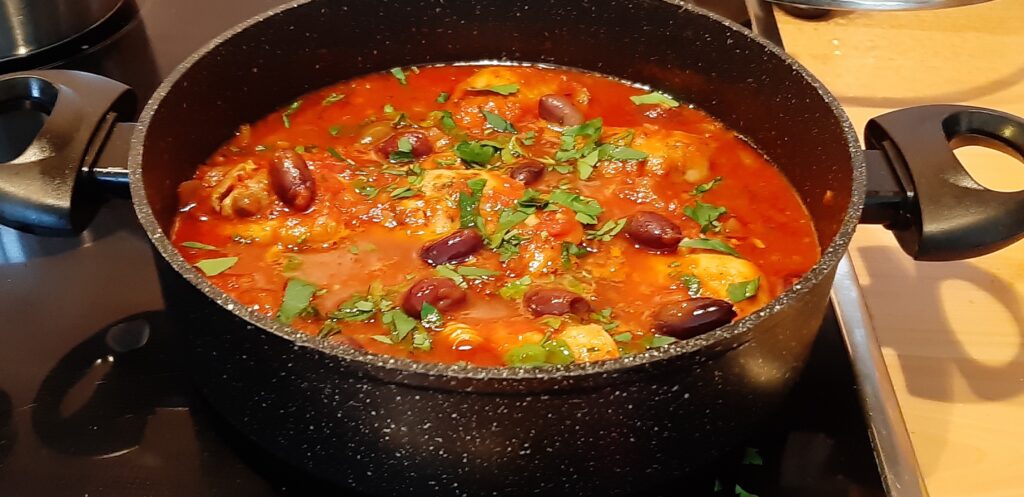 Italiaanse stoofpot van kippendij, kastanjechampignons, gedroogde tomaten, paprika en rode pesto (ook voor de slowcooker).