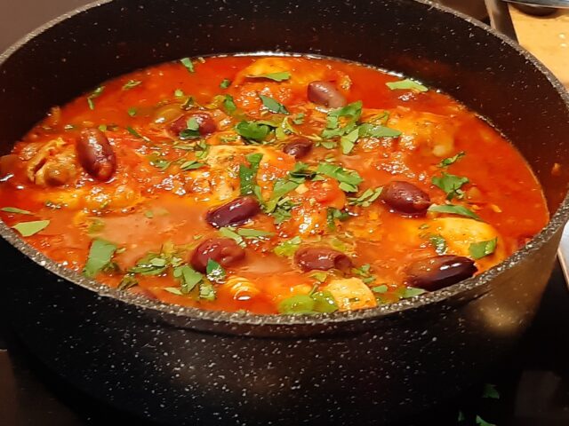 Italiaanse stoofpot van kippendij, kastanjechampignons, gedroogde tomaten, paprika en rode pesto (ook voor de slowcooker).