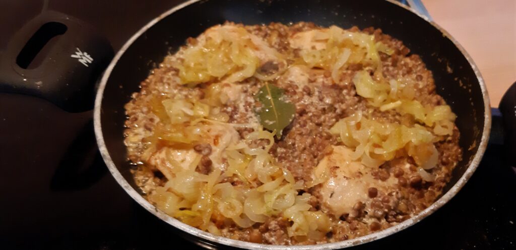 Kippendijtjes met linzen in calvadosroomsaus
