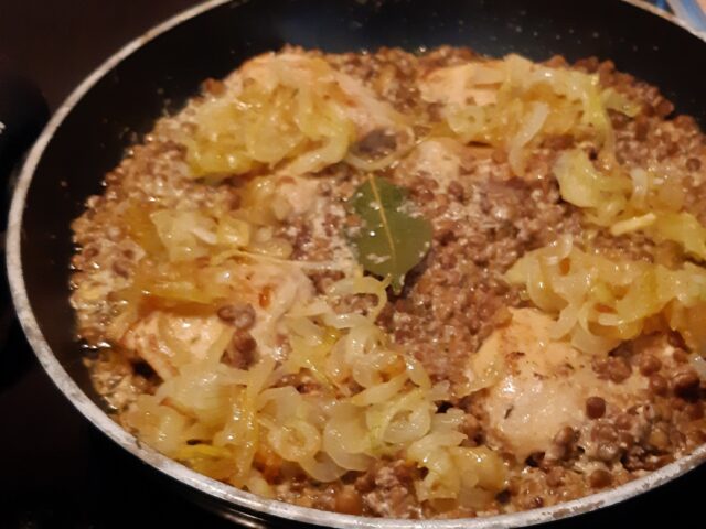 Kippendijtjes met linzen in calvadosroomsaus