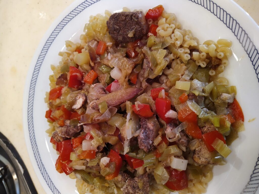 Kippotje met paprika, prei en pruim