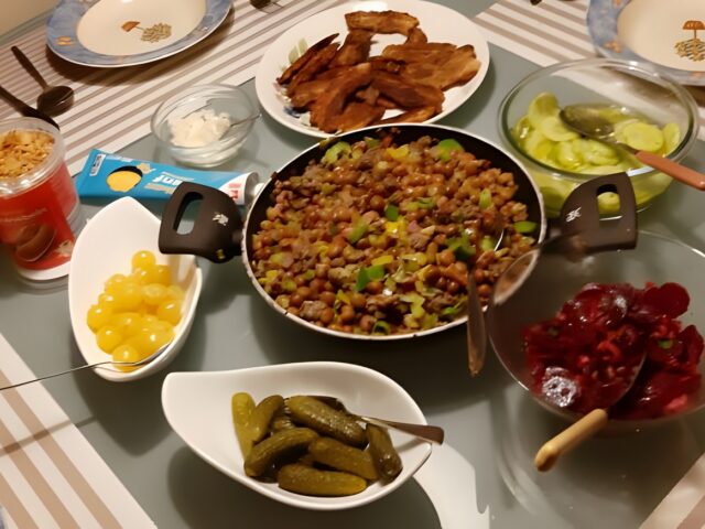 Kapucijnertafel met “Kapucijners van z’n tante” van Henk Molenberg