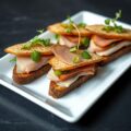 Kleine driehoeksandwiches van huisgerookte fazant,