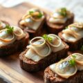 Kleine sandwich van sjalot, zoute haring