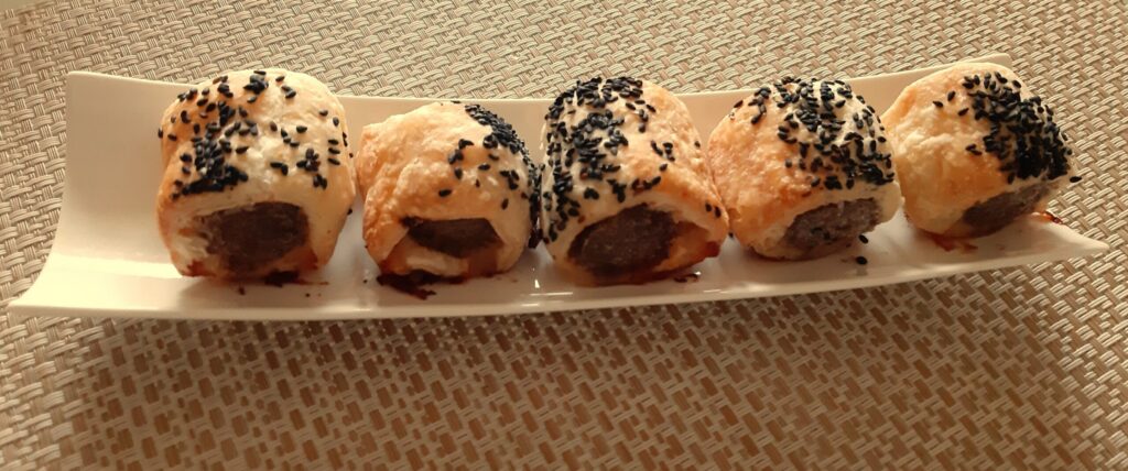 Kleine saucijzenbroodjes gevuld met een braadworstje of saucijsje