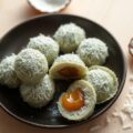 Klepon (rijstebloemballetjes gevuld met palmsuiker)