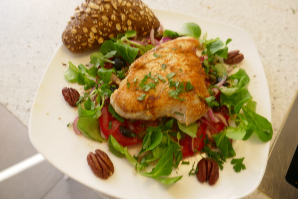 Kleurrijke tomatensalade met gegrilde tonijn