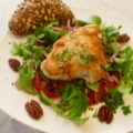 Kleurrijke tomatensalade met gegrilde tonijn