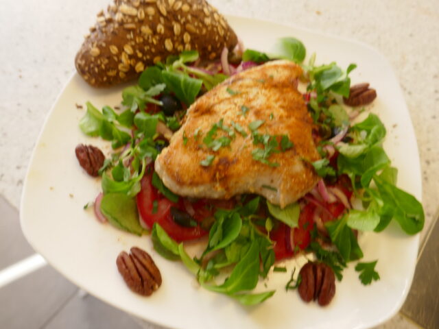 Kleurrijke tomatensalade met gegrilde tonijn