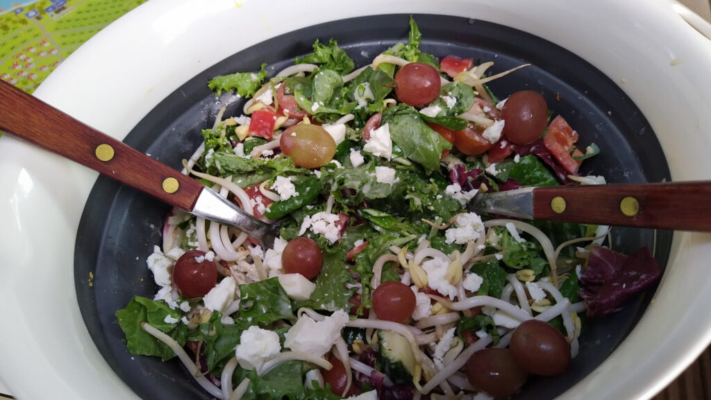 Knapperige gemengde salade