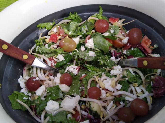 Knapperige gemengde salade