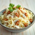 Knolselderijsalade met appel, gerookte kip en waln