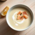 Knolseldersoep met gerookte forel en mierikswortelroom
