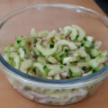 Komkommersalade met chiliaus, gembersiroop en rode ui