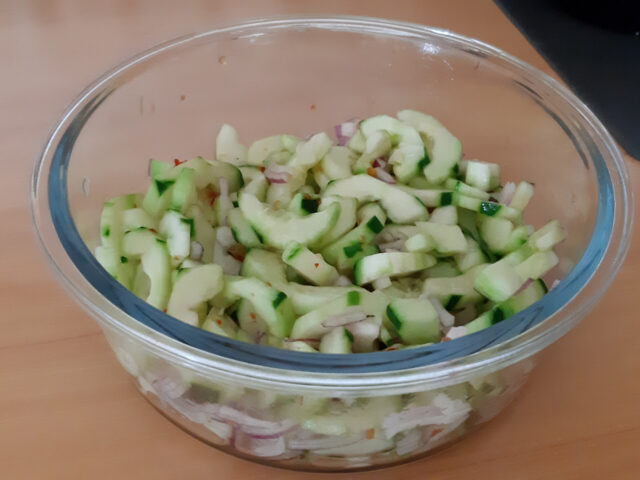 Komkommersalade met chiliaus, gembersiroop en rode ui