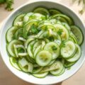 Komkommersalade met dille, knoflook, koriander en bosuitjes