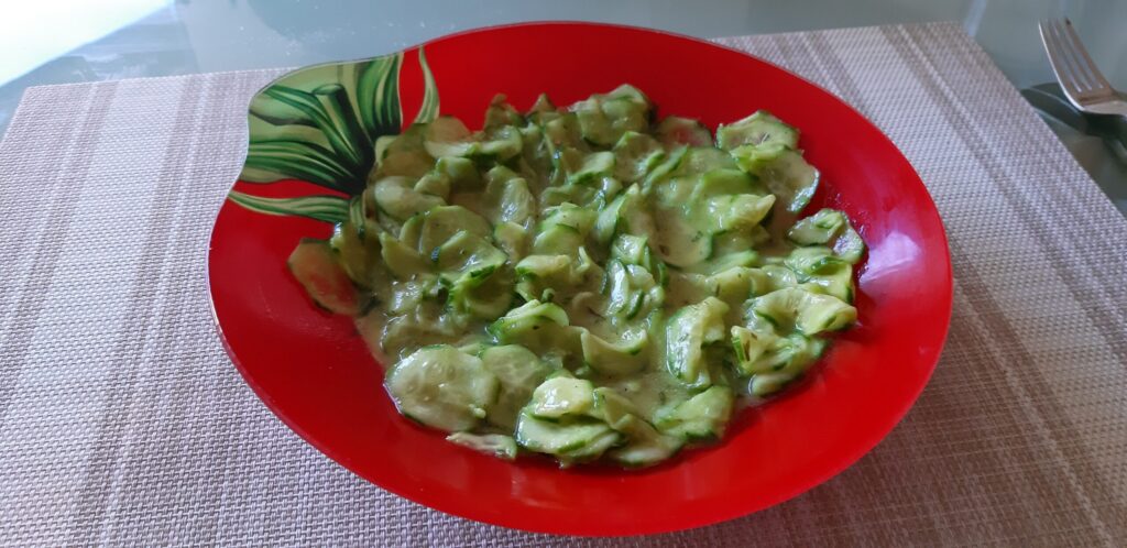 Komkommersalade met mosterd, honing en dragon