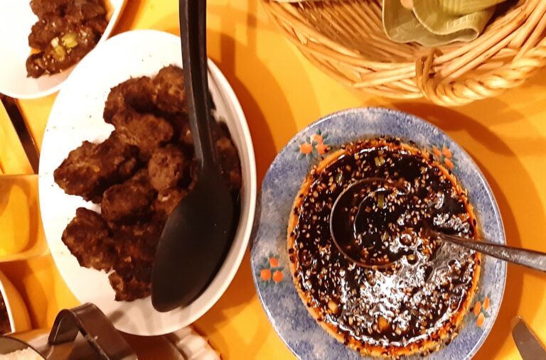 Koreaanse gehaktrolletjes in sticky saus