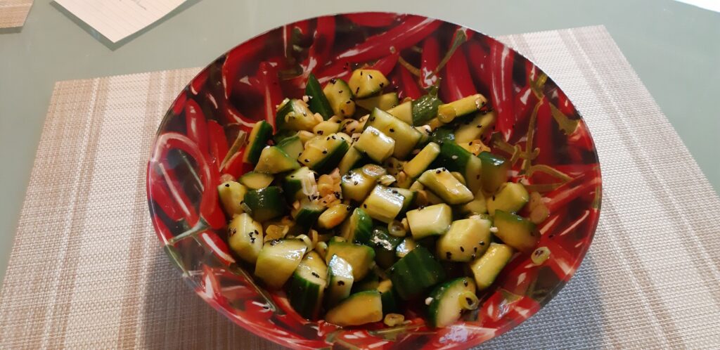 Koreaanse komkommersalade met lente-uitjes en sesamzaad