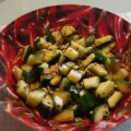 Koreaanse komkommersalade met lente-uitjes en sesamzaad