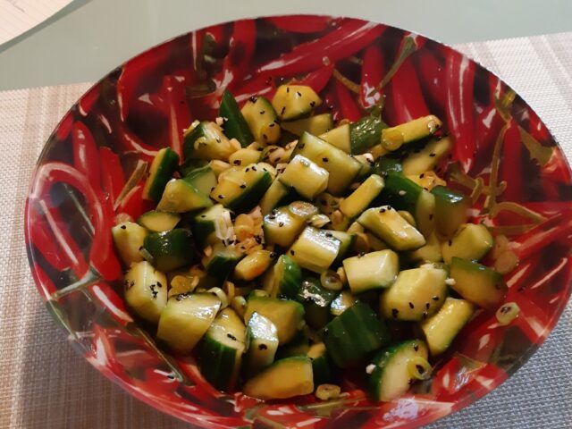 Koreaanse komkommersalade met lente-uitjes en sesamzaad