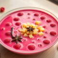 Koude soep van frambozen en jasmijnthee, met gemarineerde ananas