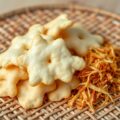 Kroepoek oedang en Brambang goreng