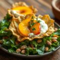 Krokantjes met crottin de Chavignol en nectarine, salade met pijnboompitten