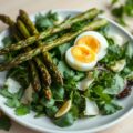 Kruidensalade met gegrilde groene asperges