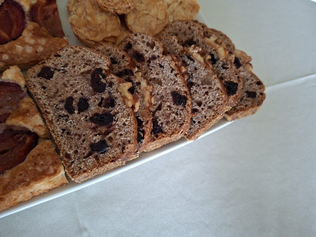 Kruidkoek met cranberry-compôte, gedroogde cranberry’s en walnoten