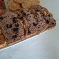 Kruidkoek met cranberry-compôte, gedroogde cranberry’s en walnoten