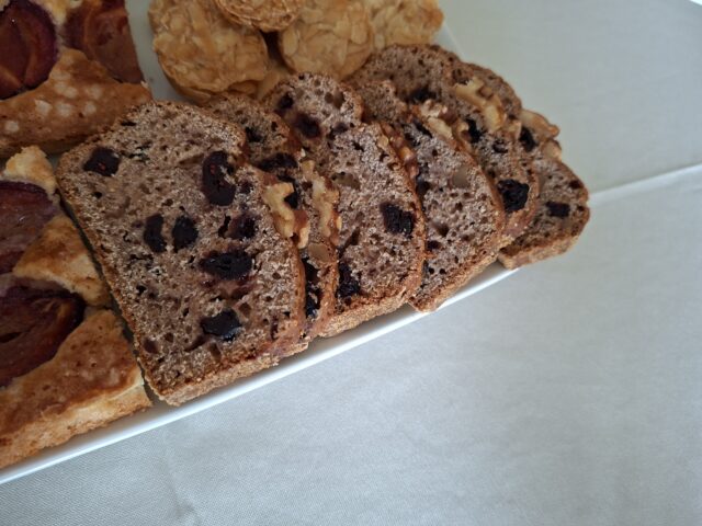 Kruidkoek met cranberry-compôte, gedroogde cranberry’s en walnoten