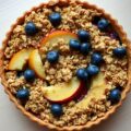 Kruimeltaart met appel pruimen en blauwe bessen