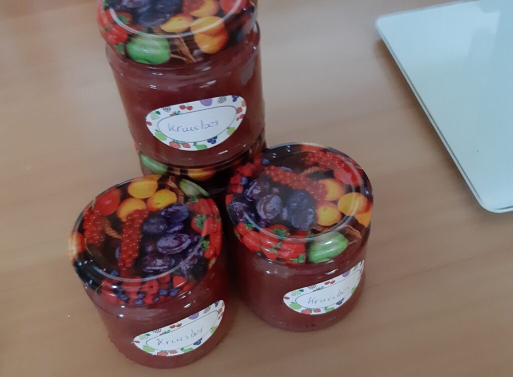 Kruisbessenjam met perzikenlikeur