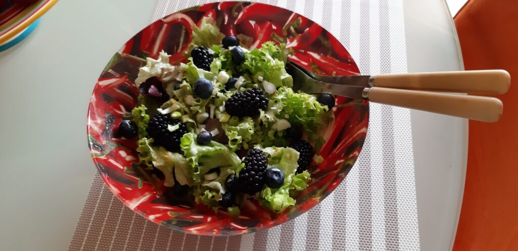 Krulsla met blauwe bessen en bramen met een heerlijke dressing
