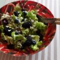 Krulsla met blauwe bessen en bramen