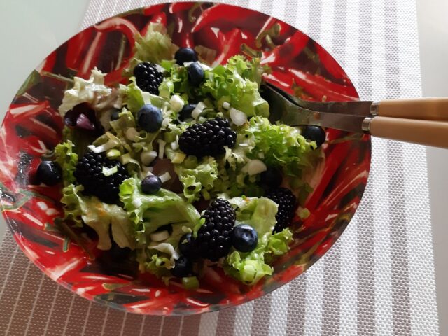Krulsla met blauwe bessen en bramen