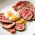 Lams-”rosbief” met een aspergebavarois (zieopm)