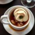 Lamsbouillon ‘Lady Curzon’ met gepocheerde lamsnek