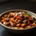 Lamsschotel met pasta en tomaat