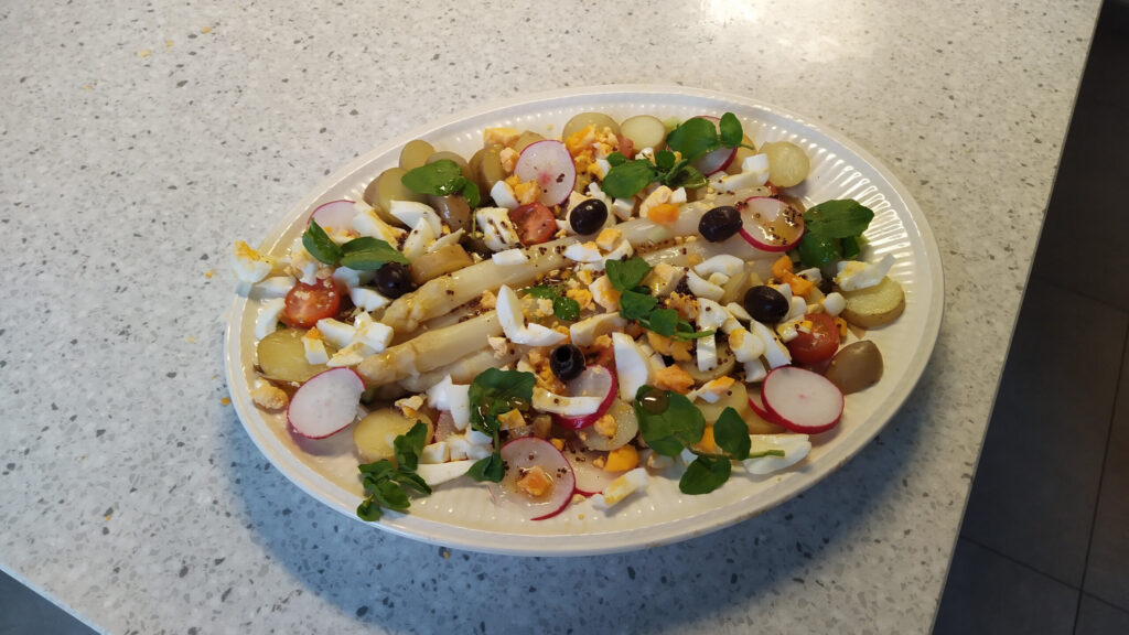 Lauwwarme aspergesalade met krieltjes