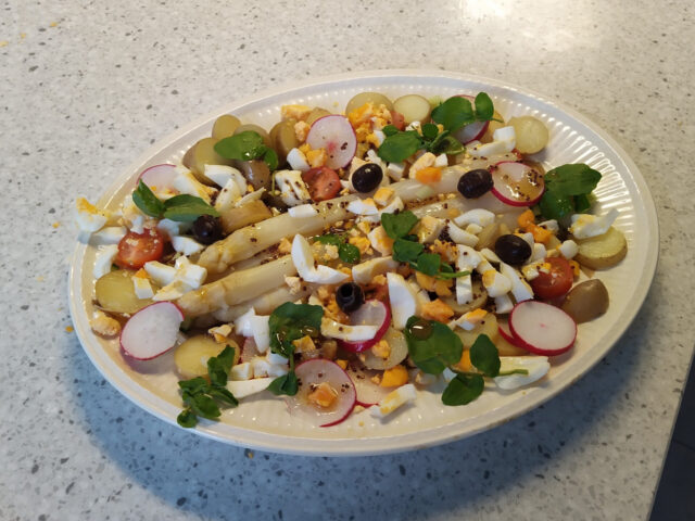 Lauwwarme aspergesalade met krieltjes