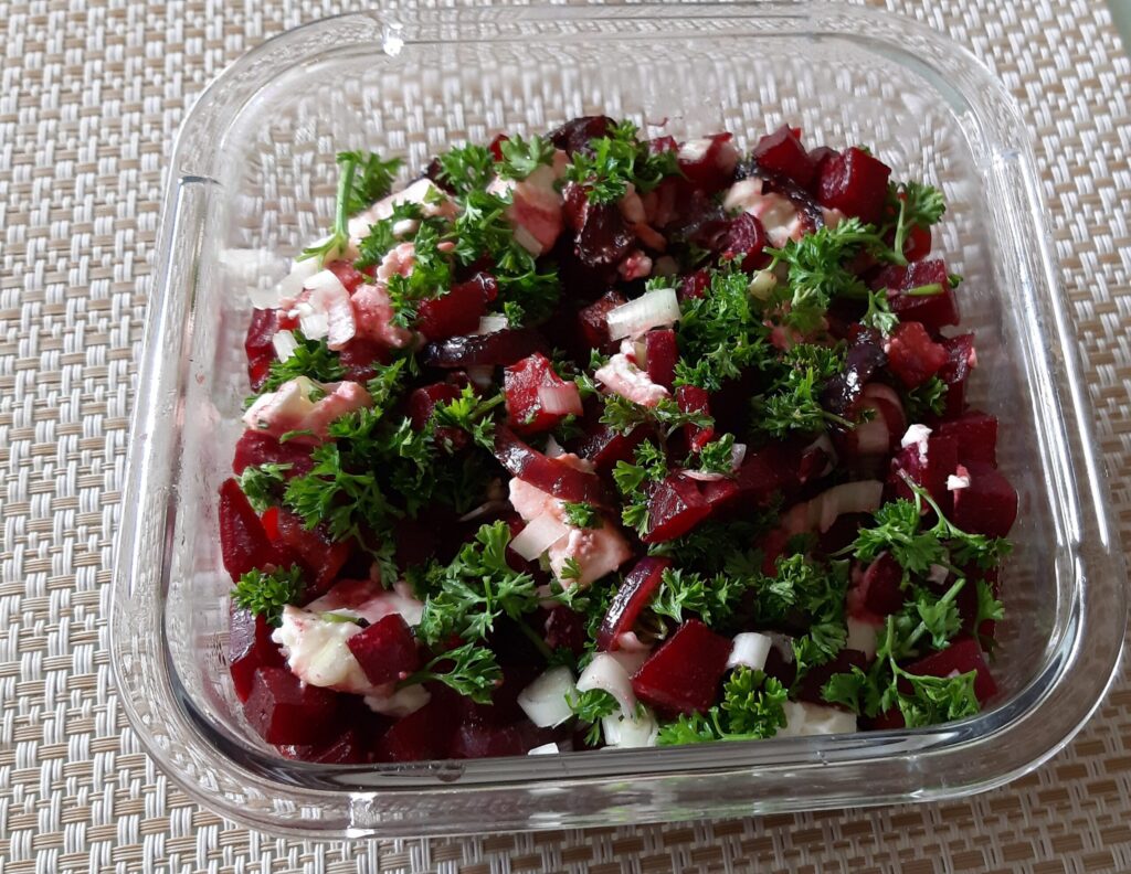 Lauwwarme bietensalade met spekreepjes, appel en feta