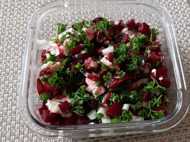 Lauwwarme bietensalade met spekreepjes, appel en feta
