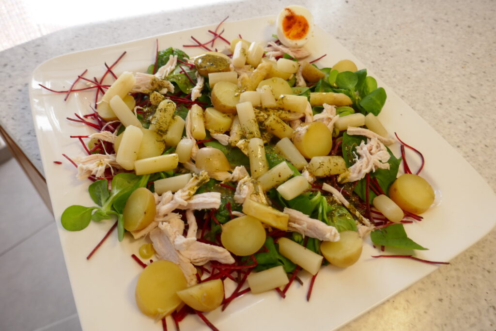 Lauwwarme Lentesalade met kip en asperges