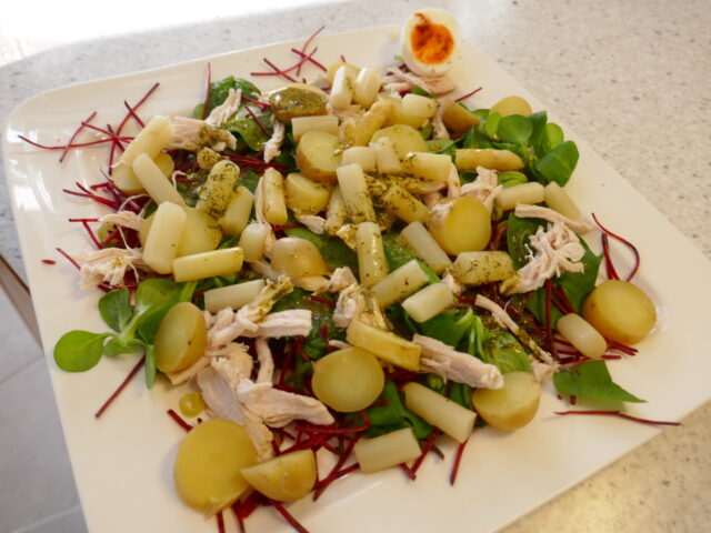 Lauwwarme Lentesalade met kip en asperges