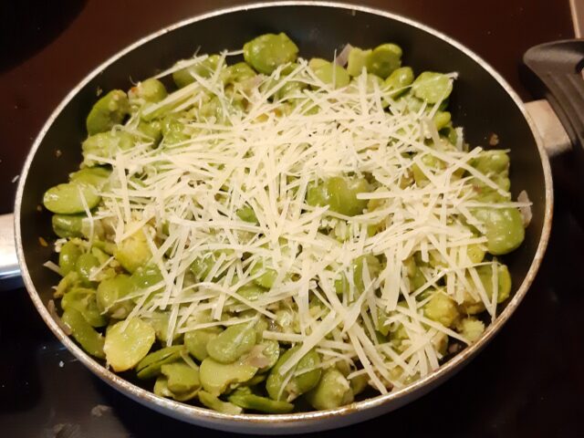 Lauwwarme dubbelgedopte tuinbonensalade met Pecorino