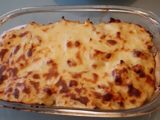 Bloemkoolschotel met champignons, prei en béchamel-kaassaus