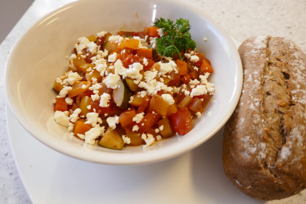 Licht pittige groentestoof uit de slowcooker met feta
