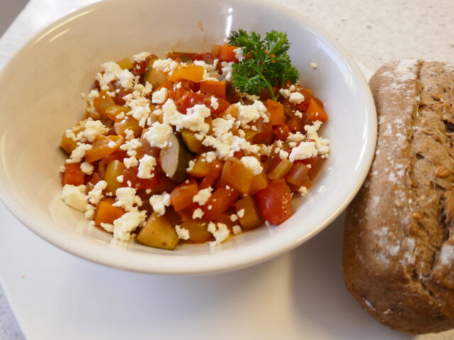 Licht pittige groentestoof uit de slowcooker met feta